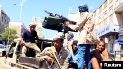 Wanajeshi wa serikali ya Yemen wakifanya doria sehemu ambayo wananchi wanaandamana dhidi ya kudorora kwa uchumi wa Yemen na kushuka kwa thamani ya sarafu yake.