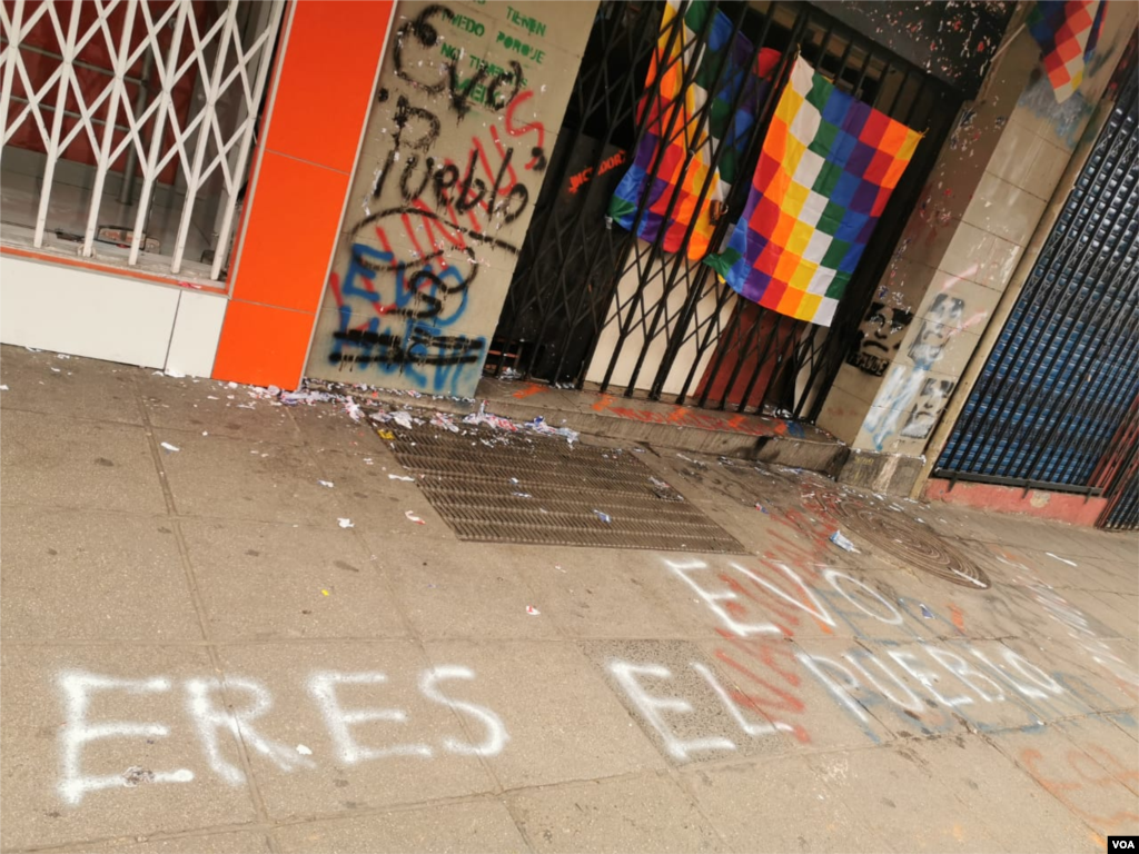 Así se encuentran las puertas del canal estatal de Bolivia. Los manifestantes trataron de ingresar para que el medio vuelva funcionar. 