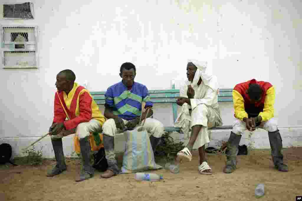 Para joki menunggu pacuan di gelanggang pacuan kuda di N'djamena, Chad, 15 Maret 2015.