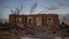 Sebuah bendera AS diikat ke pohon tumbang di depan tempat tinggal yang hancur setelah bencana tornado. (Foto: Reuters)