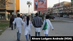 Um caminho incerto para o futuro. Jovens estudantes caminham pelas ruas de Benguela. Angola (Foto de arquivo)