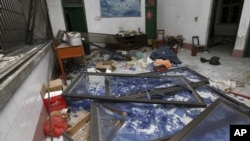 Sebuah ruangan yang hancur akibat serangan bom dalam paket di kota Liuzhou, provinsi Guangxi (30/9)