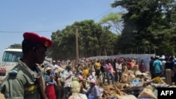 Des réfugiés centrafricains attendant la distribution de vivres dans un camp dans la ville camerounaise de Garoua-Boulai en mars 2014 (AFP)