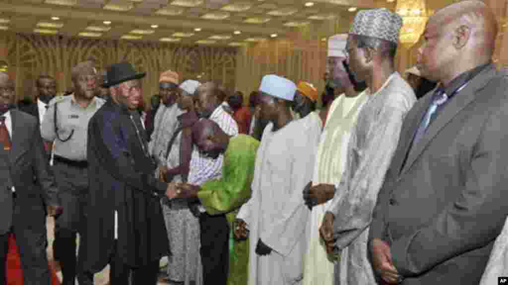 Le président du Nigeria, Goodluck Jonathan, recoive les parents des filles enlevées du lycée de Chibok, au Nigeria, le 22 juillet 2014.
