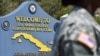 Un panneau d'accueil sur la route de la station navale américaine de Guantanamo Bay, à Cuba, le 7 avril 2014. AFP / Mladen Antonov