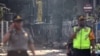 La police devant une des églises attaquées dimanche à Surabaya, Indonésie, le 13 mai 2018. 
