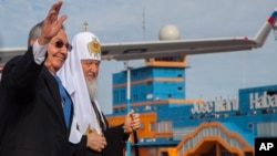 Cuban President Raul Castro walks with Russian Orthodox Patriarch Kirill at Jose Marti International Airport in Havana, Cuba, Feb. 11, 2016. 