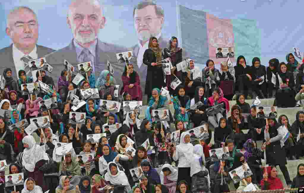 Female supporters of Afghan presidential candidate Ashraf Ghani Ahmadzai listen to his speech during a campaign rally in Kabul, April 1, 2014.