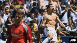 Le Suédois Zlatan Ibrahimovic a marqué deux fois en moins de 20 minutes pour donner la victoire à son équipe le Los Angeles Galaxy (4-3) dans son 1er match du Championnat nord-américain de football (MLS), 31 mars 2018.