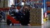 Un trabajador carga paquetes de harina de maíz con una carretilla elevadora en un centro de distribución de la empresa de alimentos "Empresas Polar" en Maracay, Venezuela.