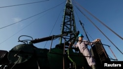Un ténico de Cuba Petróleos trabaja en un pozo en La Habana.