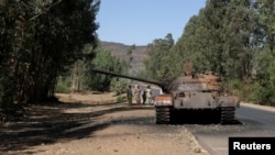 Un char brûlé près de la ville d'Adwa, dans la région de Tigré en Éthiopie, le 18 mars 2021.