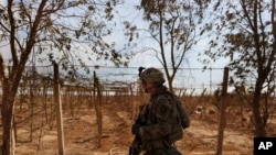 Seorang tentara AS tampak berjalan melalui kebun buah-buahan dalam patroli di salah satu desa di wilayah barat Irak. (Foto: AP/Susannah George)