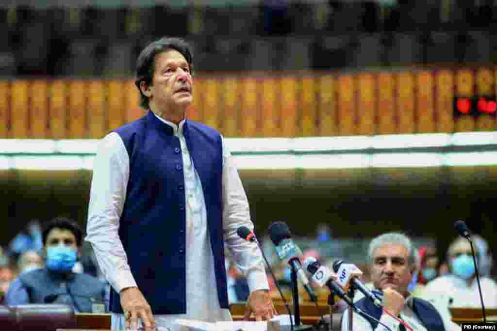 عمران خان کے دورِ حکومت میں پاکستان کے اندر سیاسی کشمکش عروج پر رہی۔ ستمبر 2020 میں حزبِ اختلاف کی جماعتوں نے پاکستان ڈیموکریٹک موومنٹ کے نام سے اتحاد بنایا جس کے بعد سے حکومت کے خلاف احتجاجی سلسلہ شروع ہوگیا جو مختلف وقفوں سے جاری رہا۔ رواں برس پی ڈی ایم اور حزبِ اختلاف کی ایک اور بڑی جماعت پیپلز پارٹی نے مل کر عمران خان کے خلاف عدم اعتماد کی تحریک پیش کی۔ عدم اعتماد کی تحریک اسمبلی میں جمع ہونے کے بعد تحریک انصاف کے کئی ارکان اور اتحادی جماعتیں بھی اس کا ساتھ چھوڑ گئیں۔ ایک ہنگامہ خیز اجلاس کے بعد حزبِ اختلاف تحریکِ عدم اعتماد منظور کرانے میں کامیاب ہوئی۔ 