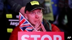 Seorang pengunjuk rasa anti-Brexit menitikkan air mata saat ia berkumpul di lapangan Parlemen di London, Selasa, 15 Januari 2019 (foto: AP Photo/Frank Augstein)