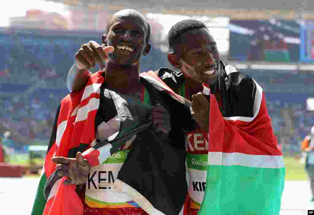  Conseslus Kipruto da Ezekiel Kemboi daga kasar Kenya 