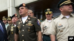 El ministro de Defensa de Venezuela, Vladimir Padrino López, dijo que quien cometa "atrocidades" tiene que "asumir su responsabilidad".