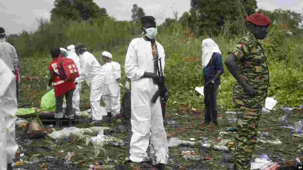 Les secouristes à la recherche des corps de victimes du crash de l’Antonov An-12 à Juba, Soudan, 4 novembre 2015. (AP Photo/Jason Patinkin)