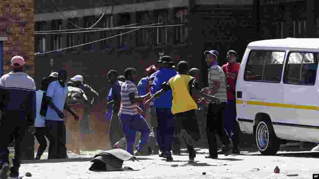 La police a tiré des balles en caoutchouc et des grenades à gaz lacrymogène pour disperser une foule de manifestants xénophobes à l’extérieur d'une auberge, à Actonville, à l'est de Johannesburg, Afrique du Sud, jeudi 16 avril 2015.