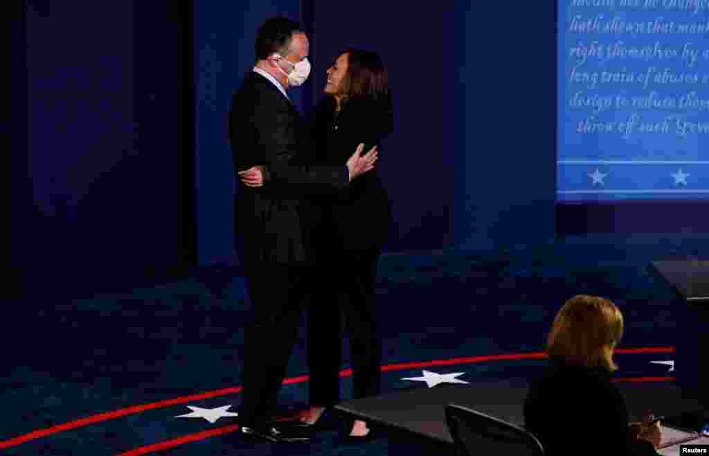 La senadora Kamala Harris abraza a su esposo Doug Emhoff al concluir el debate de la campaña vicepresidencial de 2020