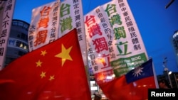 台湾支持独立与主张统一的两派组织2016年5月14日在台北一次集会中对峙。