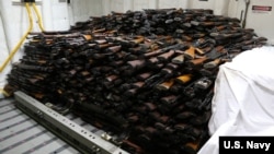 Armes saisies dans les eaux de la mer d'Arabie le 28 mars. La cargaison illicite comprenait 1 500 AK-47, 200 lance-roquettes et 21 mitrailleuses de calibre 50. (Archives)