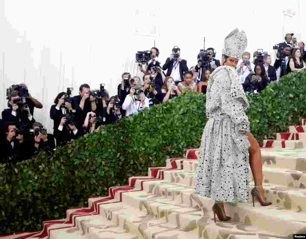 Singer Rihanna arrives at the Metropolitan Museum of Art Costume Institute Gala (Met Gala) to celebrate the opening of “Heavenly Bodies: Fashion and the Catholic Imagination” in the Manhattan borough of New York, May 7, 2018.