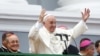 Le pape François arrive aux Etats-Unis entre espoirs et soupçons