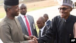 Le président du Nigéria Muhammadu Buhari (à droite) est accueilli par le vice-président du Nigeria Yemi Osinbajo après un séjour médical à Londres. Abuja, Nigéria, le 10 mars 2017.