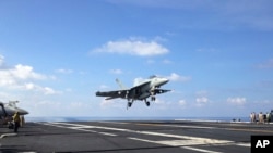一架FA-18战机从美国海军斯坦尼斯号航空母舰上起飞。（2016年4月15日）