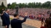 塞尔维亚总统新闻办公室提供的2024年5月8日中国领导人习近平在贝尔格莱德受到热烈欢迎的照片。