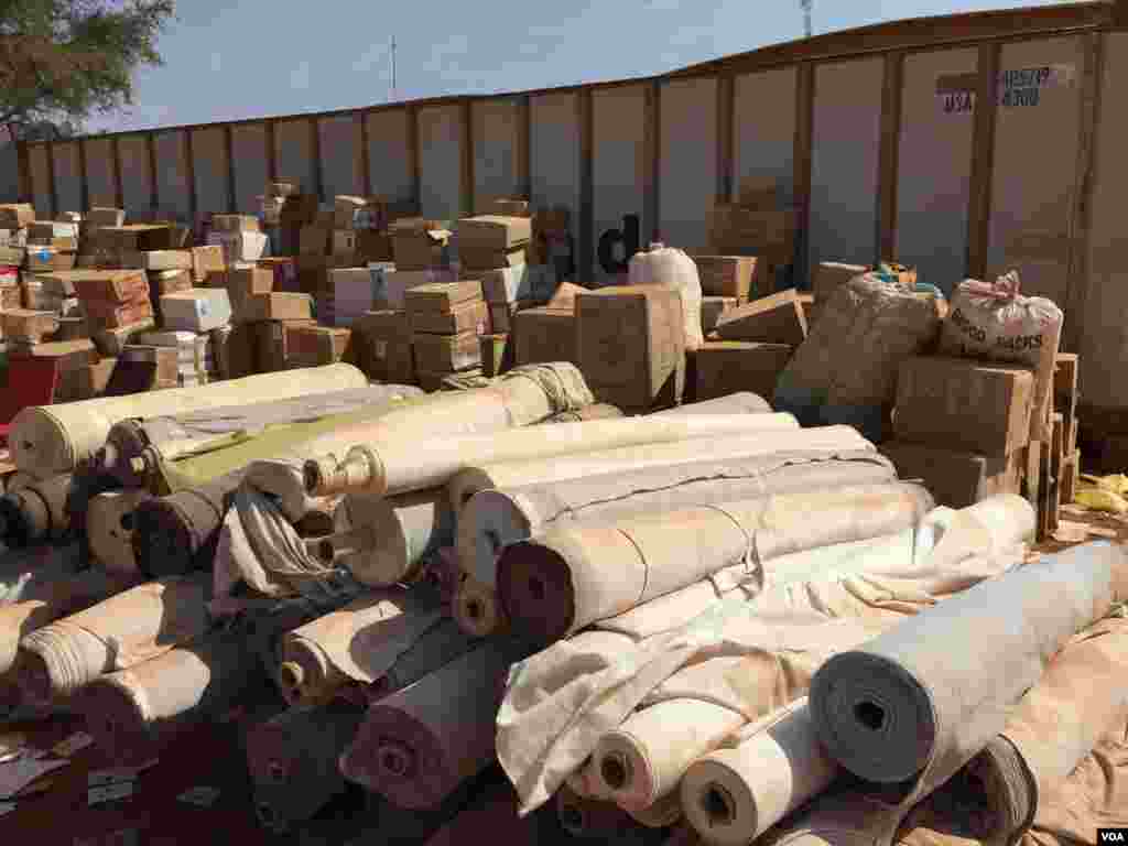 Des rouleaux de tissus vont servir à créer des isoloirs pour le scrutin. Ils sont stockés dans les hangars de l'Office des produits vivriers du Niger dans Niamey, 17 février 2016 (VOA/Nicolas Pinault).
