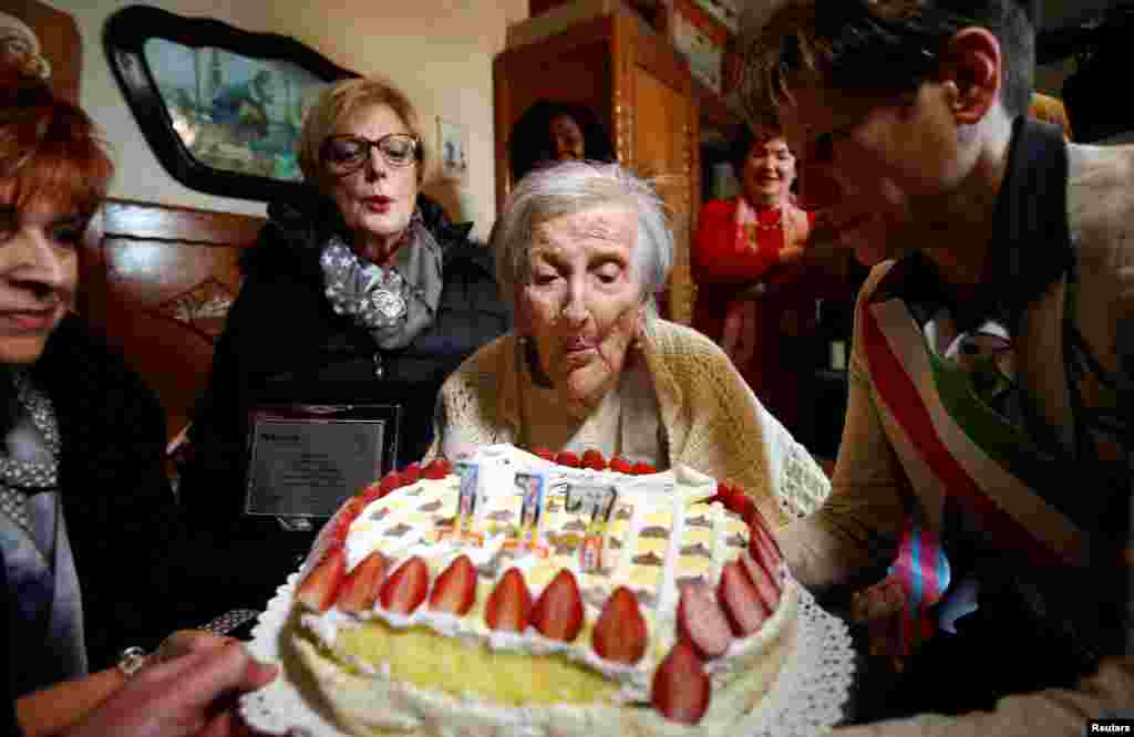 Emma Morano, orang tertua di dunia dan satu-satunya orang hidup yang lahir tahun 1800-an, meniup lilin dalam perayaan HUT ke-117 di Verbania, Italia utara.