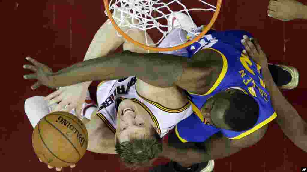 Draymond Green, dan wasan Golden State, ya hana Timofey Mizgov, dan Cleveland Cavaliers jefa kwallo raga. 