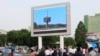22일 북한 평양역 앞에 설치된 대형 전광판에서 '북극성-2형' 탄도미사일 시험발사에 관한 보도가 나오고 있다.