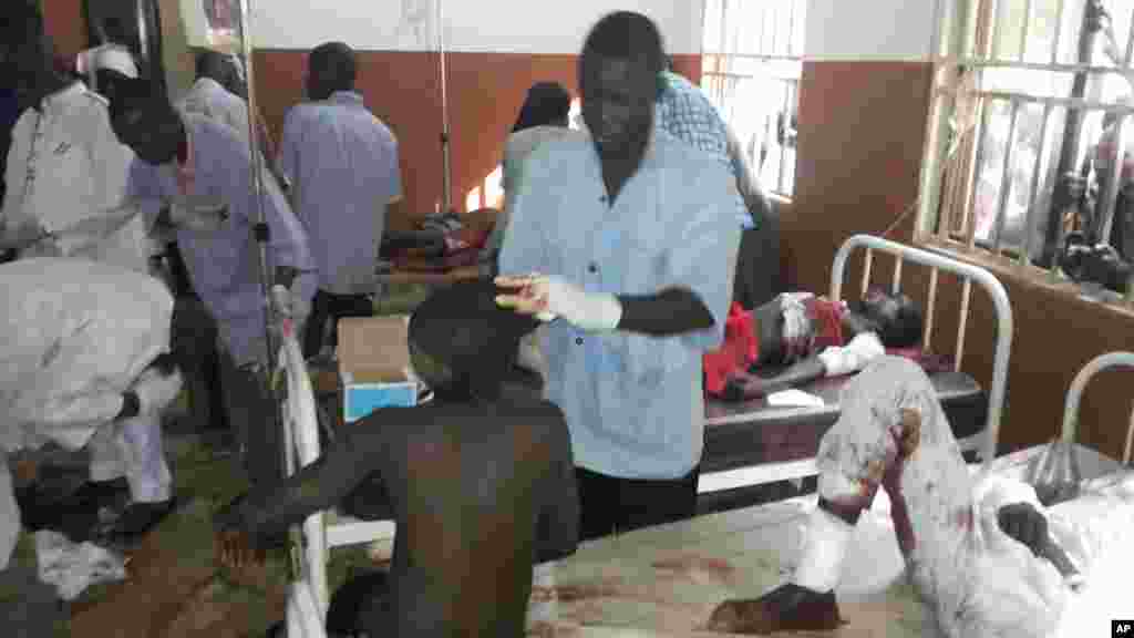 Ana jinyar wadanda suka ji rauni a babban Asibitin Potiskum, wanda yake dab da MKakarantar Sakandaren Kimiyya ta Gwamnati inda a yau Litinin 10 Nuwamba 2014 wani dan kunar-bakin-wake ya kai harin bam
