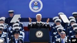 El vicepresidente Joseph Biden habla en la Academia de la Fuerza Aérea en Colorado.