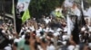 Ulama Indonesia dan pemimpin Front Pembela Islam Rizieq Shihab (tengah), berbicara kepada pengikutnya di Jakarta, setibanya dari Arab Saudi, Selasa, 10 November 2020. (Foto: dok).
