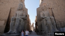 Des touristes se promènent devant le temple Louxor, au Caire en Egypte, 14 décembre 2016
