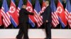 Le président américain Donald Trump tend la main au dirigeant nord-coréen Kim Jong Un à la station balnéaire de Capella sur l'île de Sentosa le mardi 12 juin 2018 à Singapour.