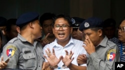 Novinar Reutersa Wa Lone napušta sud u Yangonu, Mjanmar, Sept. 3, 2018.