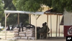 Sojojin Najeriya su na gadin wani wurin binciken ababen hawa a Maiduguri, Jihar Borno, daya daga cikin wuraren da aka fi samun tashin hankali a kasar.