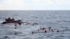 Des réfugiés et des migrants sont secourus par des membres de l'ONG espagnole Proactiva Open Arms, le mercredi 11 novembre 2020. (AP Photo/Sergi Camara)