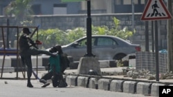Des policiers arrêtent un manifestant au péage de Lekki à Lagos, au Nigéria, le 21 octobre 2020.