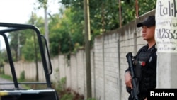 Un oficial de policía hace guardia cerca de donde se encontró el cuerpo del periodista mexicano desaparecido Luis Martín Sánchez Íñiguez, de 59 años, corresponsal del periódico La Jornada, con signos de violencia en Tepic, estado de Nayarit, México, 08 de julio de 2023.