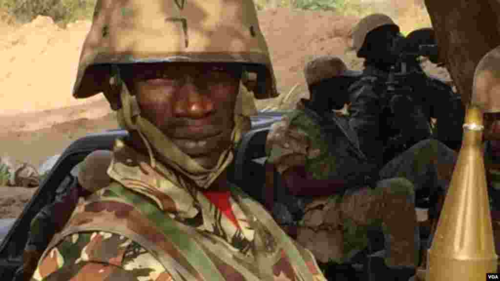Des soldats nigériens à bord d'un véhicule à Diffa