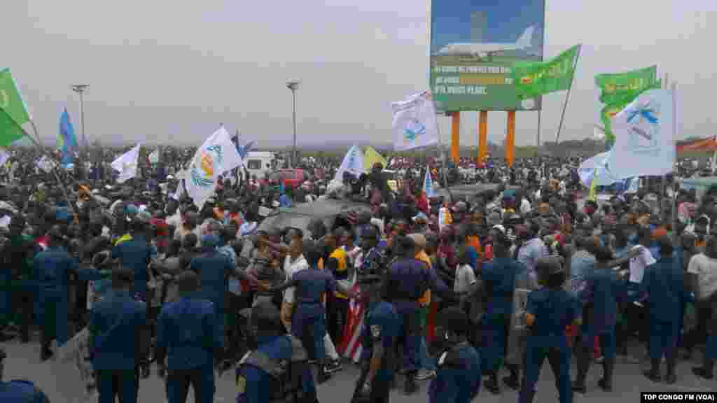 Les supporters d'Etienne Tshisekedi à l'aéroport, pour son arrivée, le 27 juillet 2016.(Top Congo)