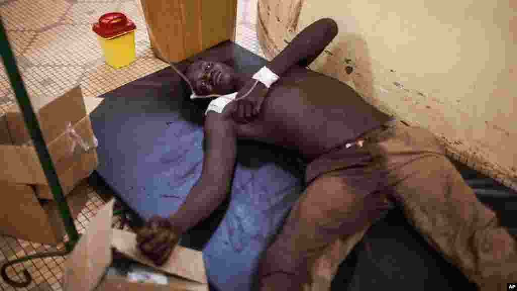 Un manifestant blessé lors des affrontements est soigné à l'hôpital de Ouagadougou, Burkina Faso, 17 septembre 2015
