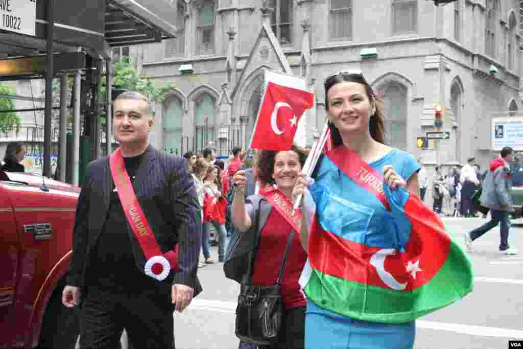 Azərbaycanın ABŞ-dakı Səfir Elin Süleymanov və Azərbaycan parlamentinin üzvü Qənirə Paşayeva Nyu-York Türk Nümayişində