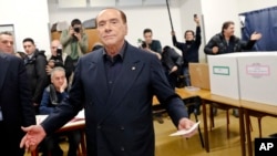 Mantan Perdana Menteri Italia dan Pemimpin Partai Forza Italia, Silvio Berlusconi, mendengarkan pertanyaan wartawan di sebuah tempat pemungutan suara di Milan, Italia, Minggu, 4 Maret 2018.